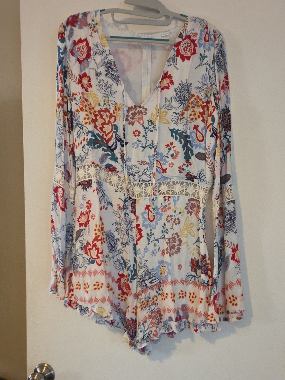 Floral V-Neck Long Sleeve Women’s Romper White Multicolor. Just Gypsies Medium